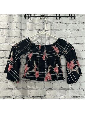 5 for $10 Girl's Hot Kiss crop top Size L